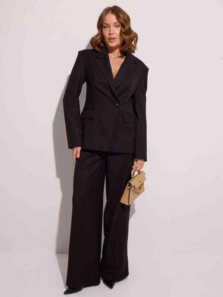 Жакет приталенный с акцентными плечами, черный