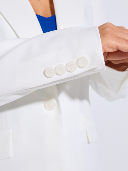 Жакет женский с декоративными элементами, белый