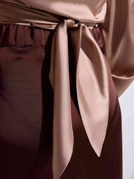 Блузка атласная на запах, бежевая