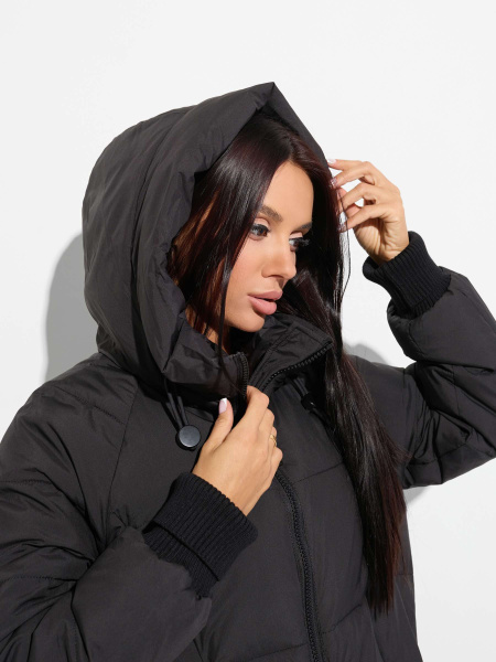 Зимний пуховик с капюшоном и высоким воротником