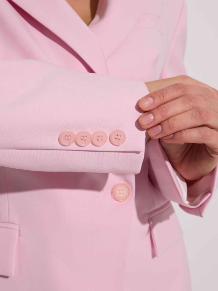 Жакет приталенный с акцентными плечами, светло-розовый