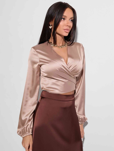 Блузка атласная на запах, бежевая