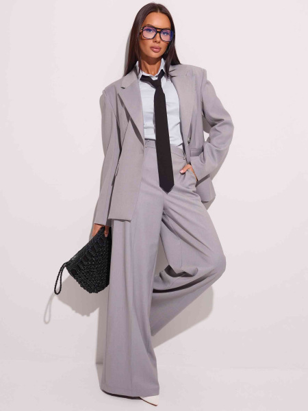 Жакет приталенный с акцентными плечами, светло-серый