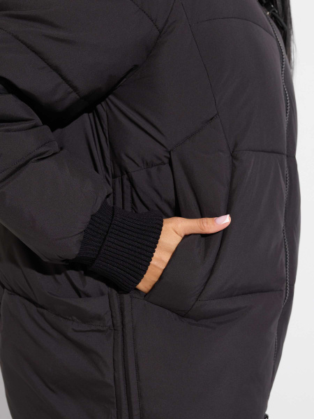 Зимний пуховик с капюшоном и высоким воротником