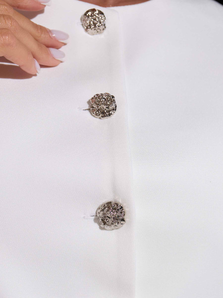 Жилет приталенный с акцентными пуговицами, белый