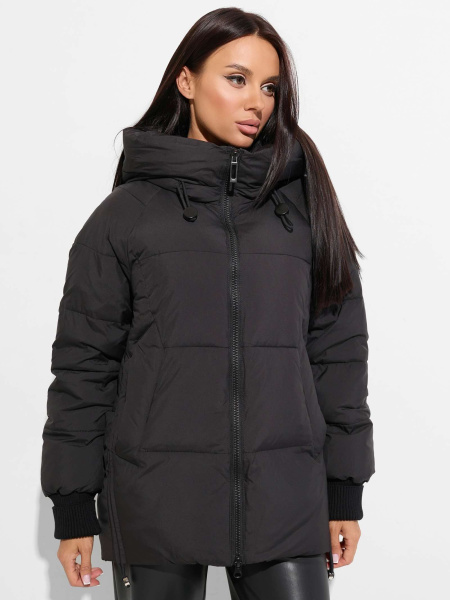 Зимний пуховик с капюшоном и высоким воротником