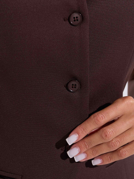 Жилет приталенный с круглой горловиной, горький шоколад