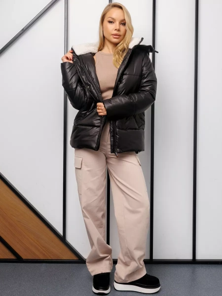 Женская зимняя куртка прямого кроя с капюшоном и экомехом, черная